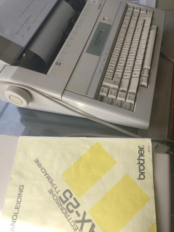 Brother AX-25 elektronische schrijfmachine met handleiding, Diversen, Typemachines, Zo goed als nieuw, Ophalen