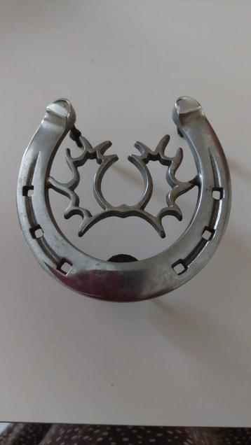 mooi hoefijzer met het  embleem van het paardenras Trakehner beschikbaar voor biedingen