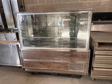 Professionele gekoelde vitrine – Goede staat beschikbaar voor biedingen