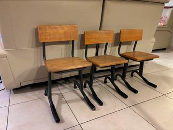 3 toffe kinderstoelen - ijzeren onderstel - houten zit beschikbaar voor biedingen