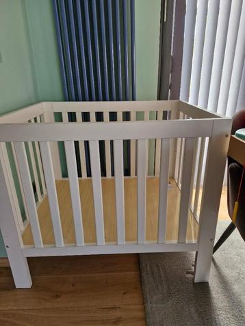 Cabino Baby Box met in hoogte verstelbare bodem, Enlèvement, Comme neuf, Carré, Réglable en hauteur