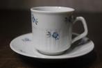 Mokkatasje met blauw kleine bloempjes onderaan ribbels, Ophalen of Verzenden, Zo goed als nieuw, Porselein, Kop en/of schotel