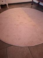 Roze ronde tapijt, Ophalen