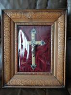 Antiek kruis achter glas, Ophalen