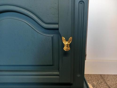 Leuk nachtkastje blauw met hazenknopje in het goud, Huis en Inrichting, Slaapkamer | Nachtkastjes, Zo goed als nieuw, Ophalen