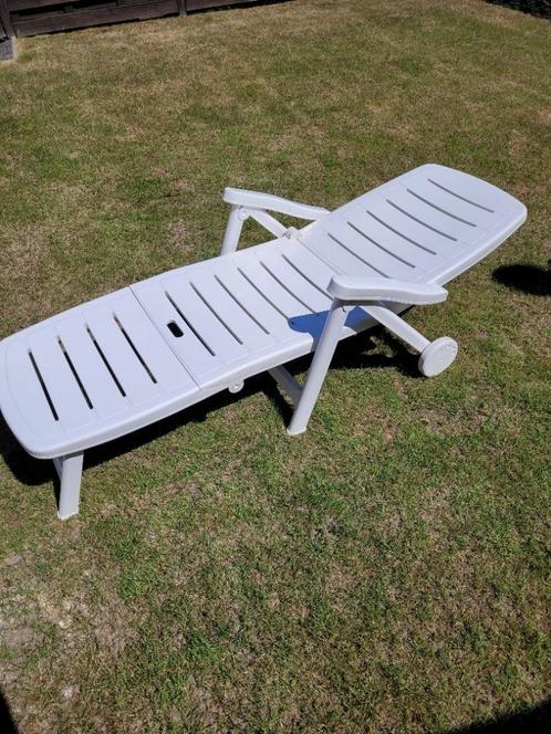 Mooie kunststof ligstoel - merk Flair Plaisir, Tuin en Terras, Ligbedden, Zo goed als nieuw, Kunststof, Inklapbaar, Verstelbaar