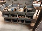 Metalen Magazijnbakken vol met gereedschap voor de metser., Ophalen, Zo goed als nieuw