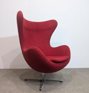 Iconische fauteuil met rode eieren beschikbaar voor biedingen