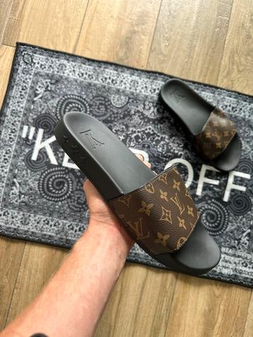 Lv slippers 42 beschikbaar voor biedingen