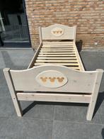 Kinderbed met nachtkastje Small world Disney, Kinderen en Baby's, Ophalen, Zo goed als nieuw, Lattenbodem