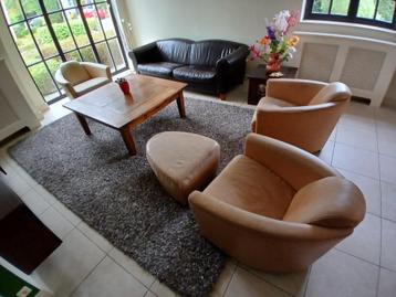 Complete zithoek met 3 fauteuils, 1 poef, 1 bank, 1 tafel beschikbaar voor biedingen