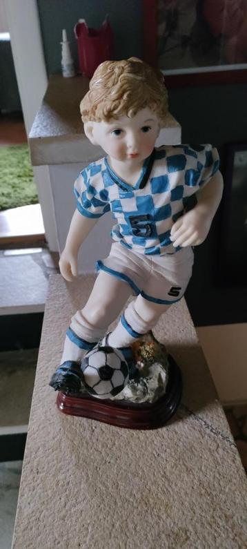 Statuette joueur de football  disponible aux enchères