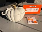 Nieuwe Le Creuset witte Pompoen 24 cm, 3,7 liter, Gietijzer, Nieuw, Ophalen of Verzenden, Keramische plaat