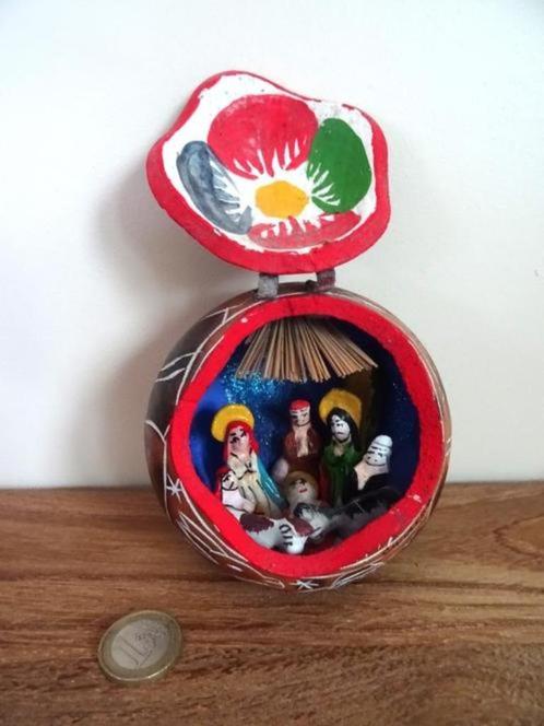 Folk Art Curaçao: kerststalletje, prachtig versierde kalebas, Antiek en Kunst, Kunst | Niet-Westerse kunst, Ophalen of Verzenden