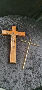 Houten en messing kruis, Enlèvement