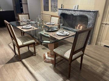 Glazen tafel met marmeren poten beschikbaar voor biedingen