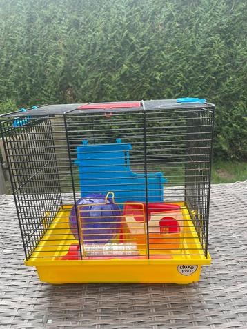 Hamsterkooitje met attributen  beschikbaar voor biedingen