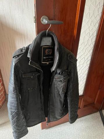 Les gilets en cuir sont à 30 € pièce beschikbaar voor biedingen
