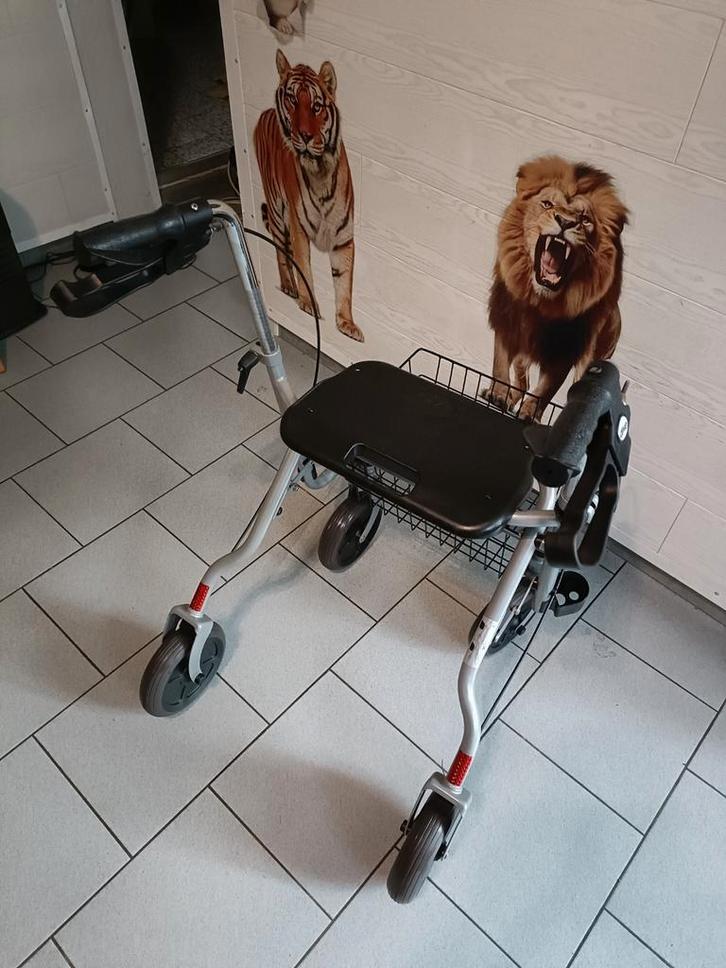 Tribune déambulateur avec 4 roues,2 freins,assise et panier, Divers, Déambulateurs, Pliable, Enlèvement