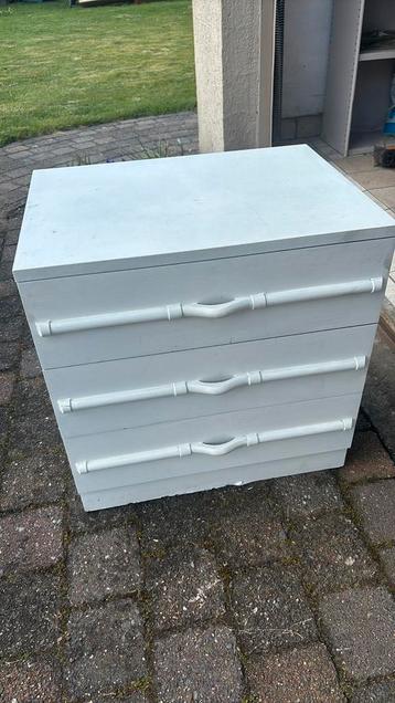 Klein ladekastje  beschikbaar voor biedingen