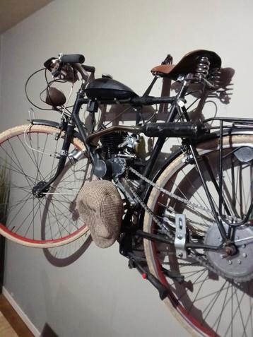 oude fiets met werkende 2takt moter beschikbaar voor biedingen