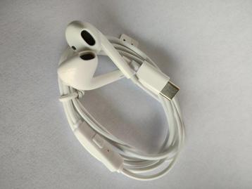 oortjes met draad en USB-C aansluiting beschikbaar voor biedingen