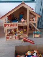 Houten poppenhuis met meubels en poppetjes, Kinderen en Baby's, Ophalen, Gebruikt, Poppenhuis
