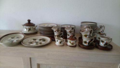 Service de table CERISE en céramique 12 couverts, Huis en Inrichting, Keuken | Servies, Gebruikt, Compleet servies, Overige stijlen