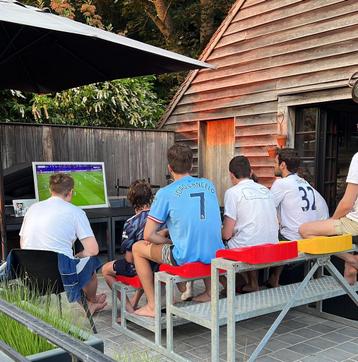 Voetbaltribune bij je thuis beschikbaar voor biedingen