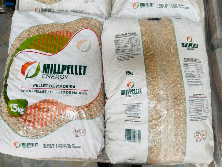 Pelletzak van 15 kg. pallet 82 zakken. Pallet: ook 40 zakken, Auto-onderdelen, Airco en Verwarming, Ophalen of Verzenden
