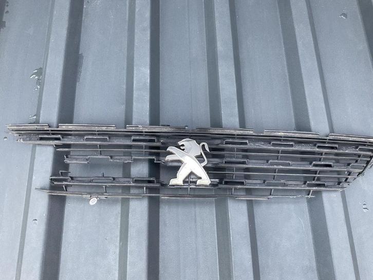 Bumper Grill Peugeot 308 AA38247938 Gril Logo Pe-21226, Auto-onderdelen, Overige Auto-onderdelen, Gebruikt, 6 maanden garantie