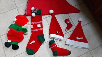 12 pièces de Noël, objets artisanaux et autres bas, chapeau, disponible aux enchères