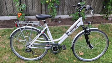 4 jarige goede mooie lichte aluminium damesfiets = ALS NIEUW beschikbaar voor biedingen