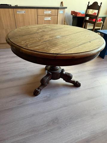 antieken ronde tafel en 4 stoelen beschikbaar voor biedingen