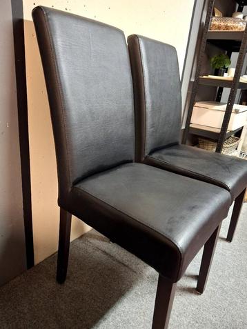 2 zwarte stoelen beschikbaar voor biedingen