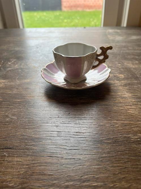 Theekopje met schoteltje – roze met goudaccenten, Antiek en Kunst, Antiek | Servies los, Ophalen of Verzenden