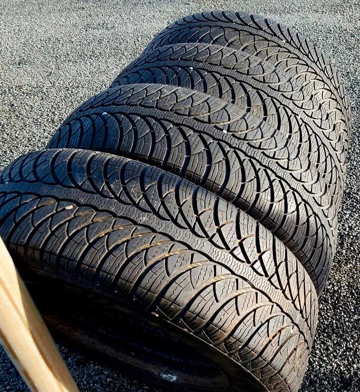 Très bons pneus hiver 195/65-15, originales Volvo, Auto-onderdelen, Banden en Velgen, Banden en Velgen, Winterbanden, 15 inch