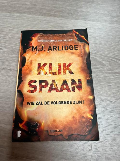 M.J. Arlidge - Klikspaan, Livres, Thrillers, Comme neuf, Enlèvement