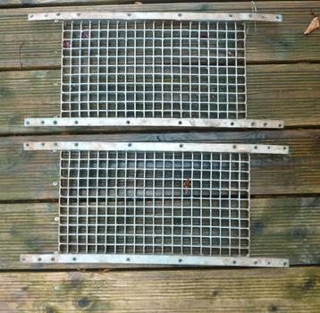 2 grilles galvanisées disponible aux enchères