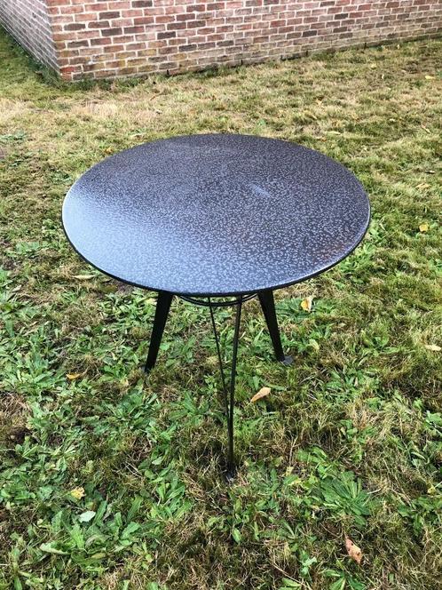 Massief gelakte FERMOB-tafel, Antiek en Kunst, Antiek | Meubels | Tafels, Ophalen