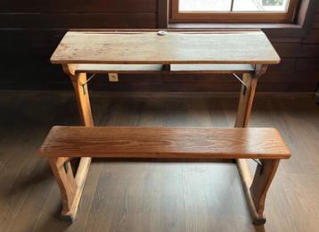 Antieke schoolbank beschikbaar voor biedingen