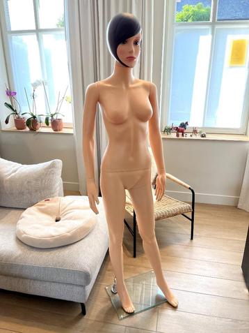 Vrouwelijke Paspop Etalagepop Mannequin beschikbaar voor biedingen