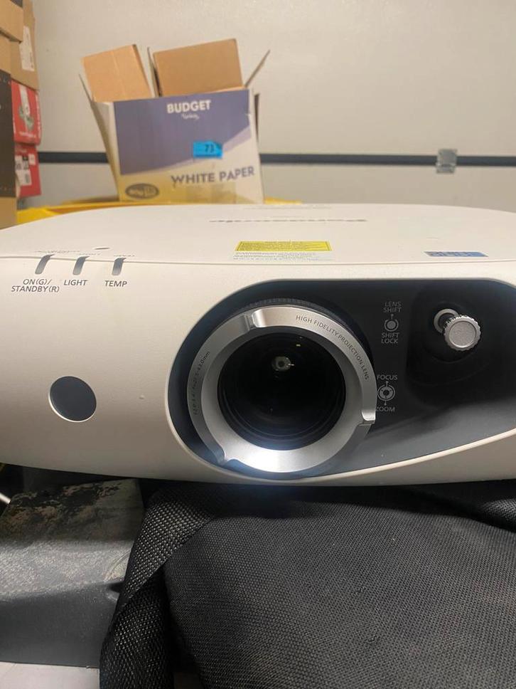 Beamer panasonic PT‑RZ370U 3500lumen, Audio, Tv en Foto, Beamers, Zo goed als nieuw, LED, Ophalen