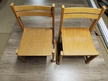 Houten kinderstoeltjes  beschikbaar voor biedingen