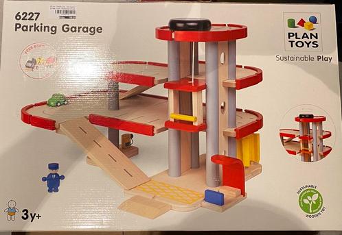 Plan Toys 6227 Garage + 6043 car transporter, Kinderen en Baby's, Speelgoed | Houten speelgoed, Nieuw, Overige typen, Ophalen