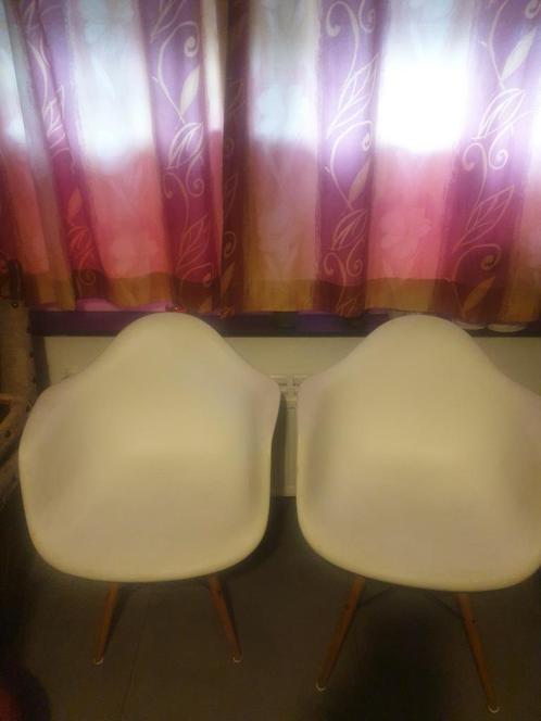 Te koop 2 Eames replica stoelen/ zetels  + rode poef !!, Huis en Inrichting, Stoelen, Zo goed als nieuw, Twee, Kunststof, Overige kleuren