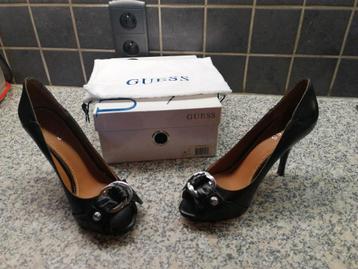 PUMPS ZWART MERK GUESS MET STOFZAK - MAAT 38 – NIEUWPRIJS 16, Kleding | Dames, Schoenen, Pumps, Guess, Zwart, Ophalen of Verzenden