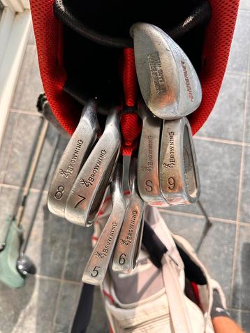 Golfzak met golfclubs beschikbaar voor biedingen