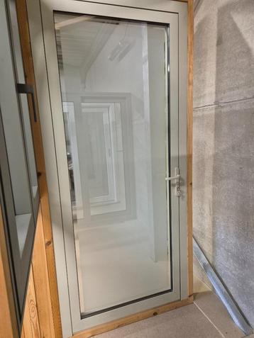 Achterdeur in aluminium beschikbaar voor biedingen