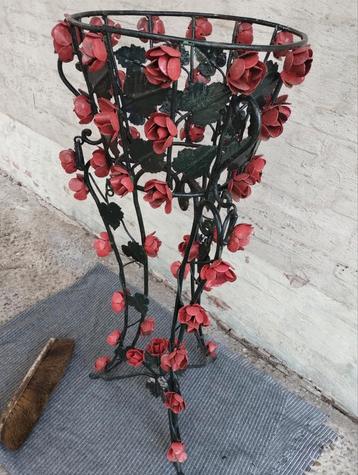 Oude smeedijzeren plantenstaander..110cm...0478028005 beschikbaar voor biedingen